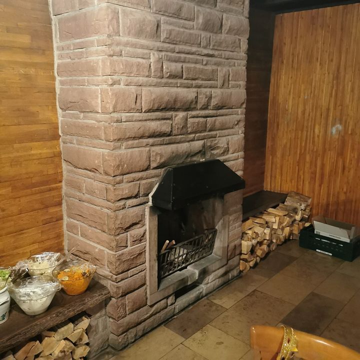 Камін з природного каменю