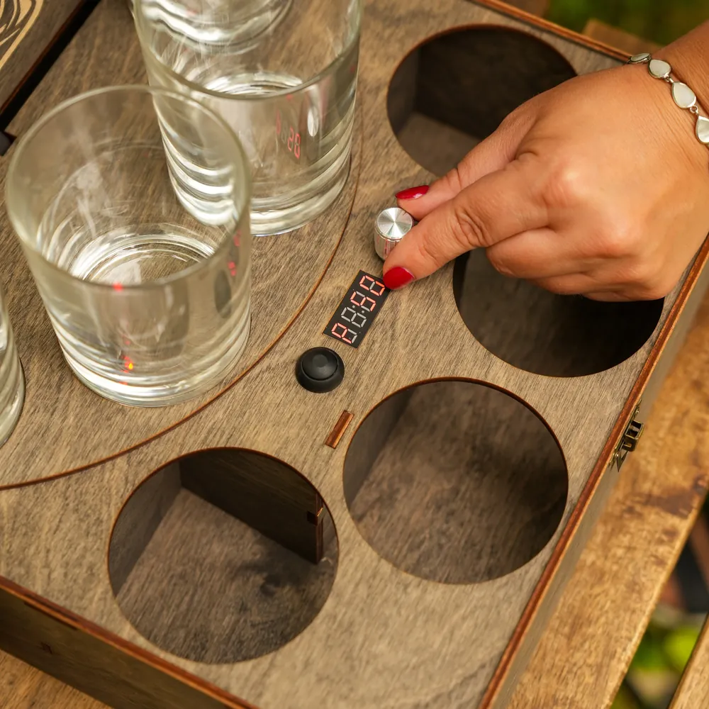 Кнопка и таймер наливателя DrinkMaker на 4 стакана крупным планом
