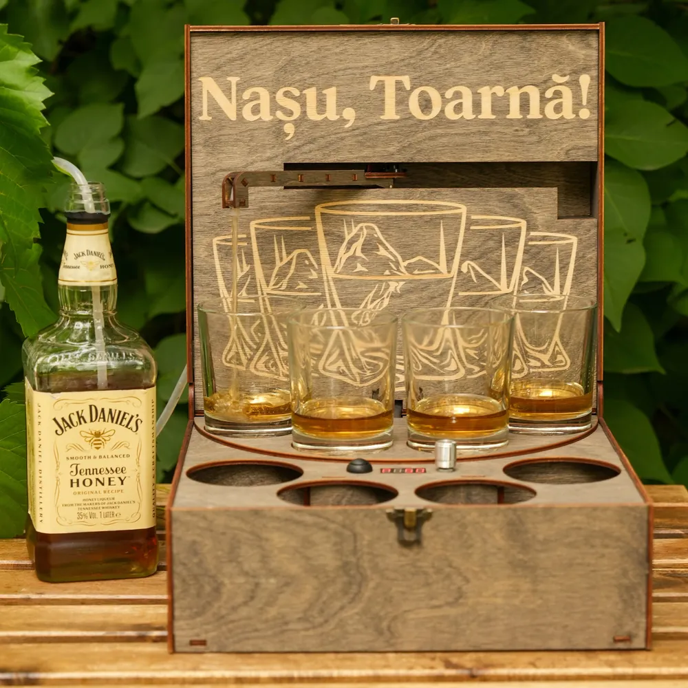 Наливатор DrinkMaker на 4 стакана с бутылкой виски, стаканы полны