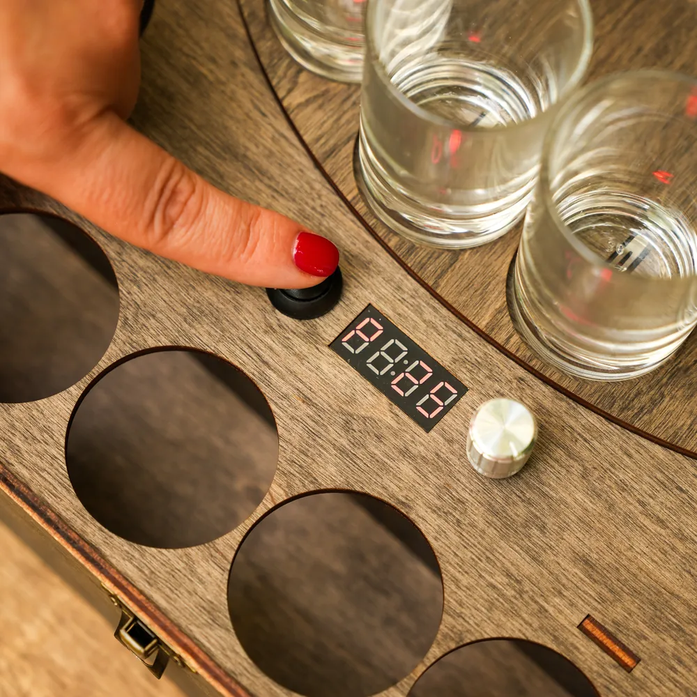 Рюмки и таймер наливателя DrinkMaker на 8 рюмок крупным планом