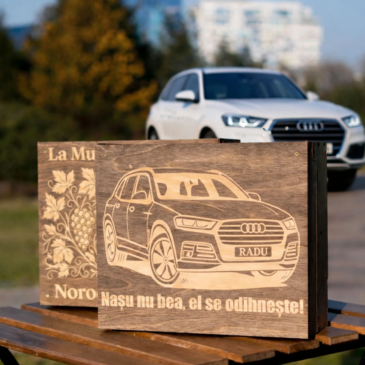 Наливатор с гравировкой автомобиля Audi Q7 и надписью Nasu nu bea el se odihneste, рядом белый Audi