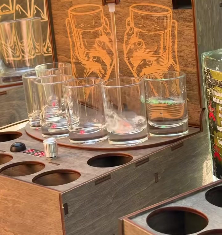 Наливатор DrinkMaker с гравировкой на крышке, накрытый стол в саду