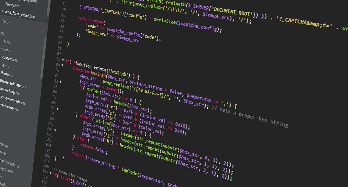 PHP-код на экране: поиск вредоносных вставок